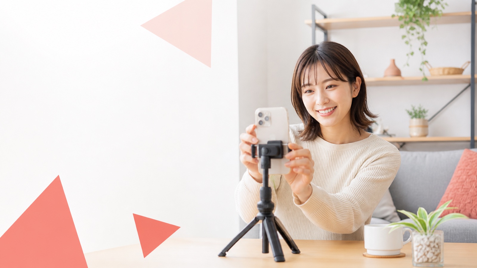 自宅でスマートフォンの配信準備をする女性