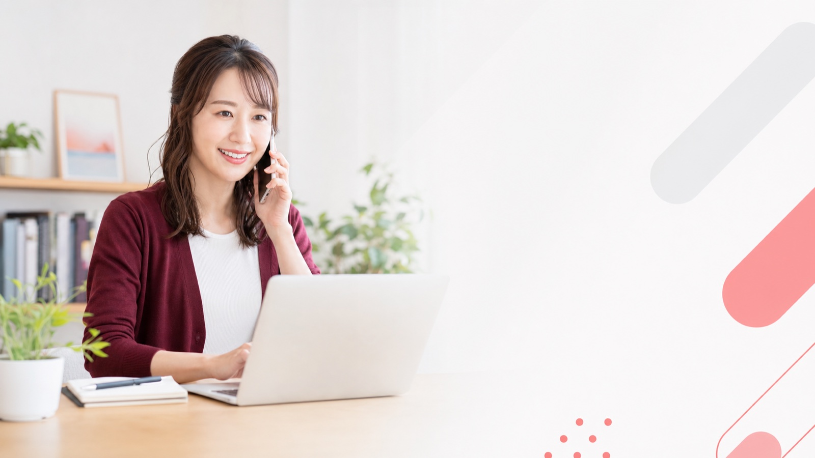 スマートフォンとパソコンで相談に対応するサポートスタッフ